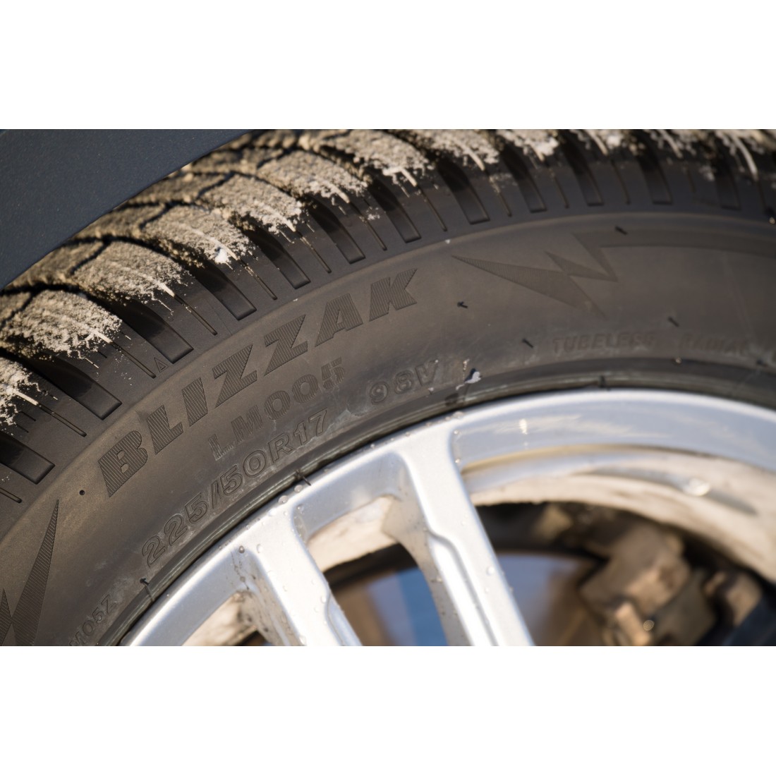 Легковая шина Bridgestone Blizzak LM005 DriveGuard Run Flat 225/45 R18 95V не для эксплуатации (старше 4-х лет), без гарантии