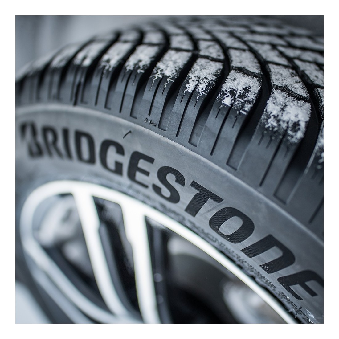 Легковая шина Bridgestone Blizzak LM005 DriveGuard Run Flat 225/45 R18 95V не для эксплуатации (старше 4-х лет), без гарантии