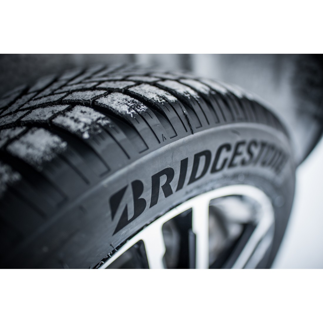 Легковая шина Bridgestone Blizzak LM005 DriveGuard Run Flat 225/45 R18 95V не для эксплуатации (старше 4-х лет), без гарантии